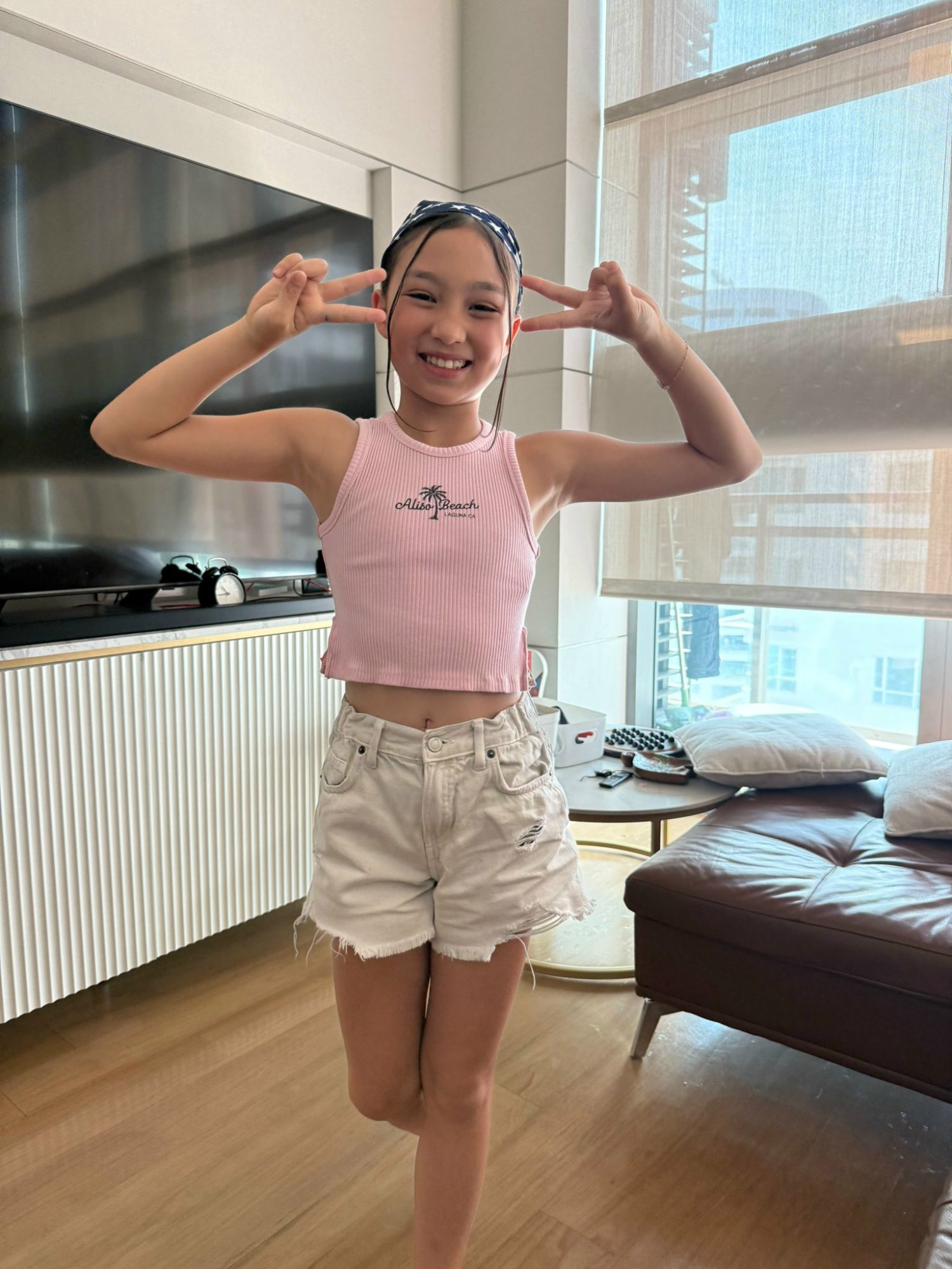 Sadie with peace signs